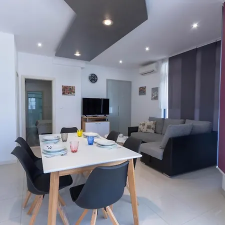 Apartment Dora *