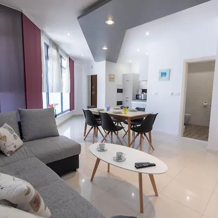Dora Apartment *
