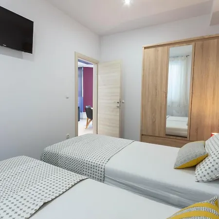Apartment Dora *