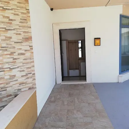 Dora Apartment *